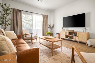 525 N Miller Rd in Scottsdale, AZ - Building Photo