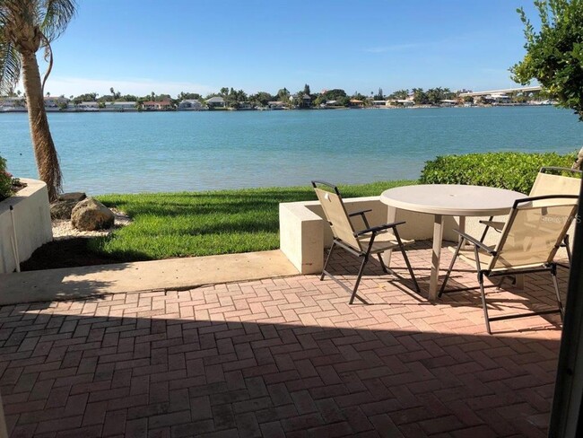 6085 Bahia Del Mar Cir in St. Petersburg, FL - Building Photo - Building Photo