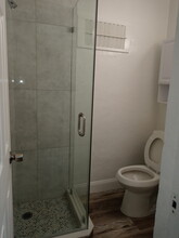 75 NE 170th St, Unit Studio with kitchenette in North Miami Beach, FL - Foto de edificio - Building Photo