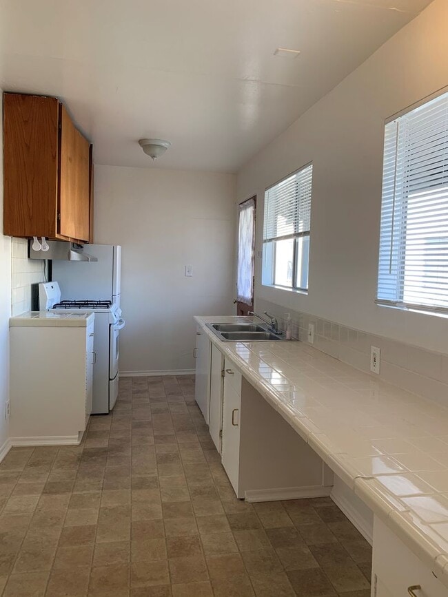 1354 Carlton Dr in Glendale, CA - Building Photo - Building Photo