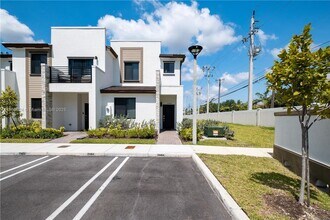 21464 SW 3rd St in Miami, FL - Foto de edificio - Building Photo