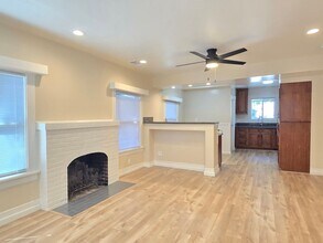 450 S Shoreline Blvd, Unit A in Mountain View, CA - Building Photo - Building Photo