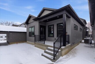 812 Clay St in Cedar Falls, IA - Foto de edificio - Building Photo