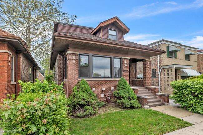 8127 S Jeffery Blvd in Chicago, IL - Building Photo - Building Photo