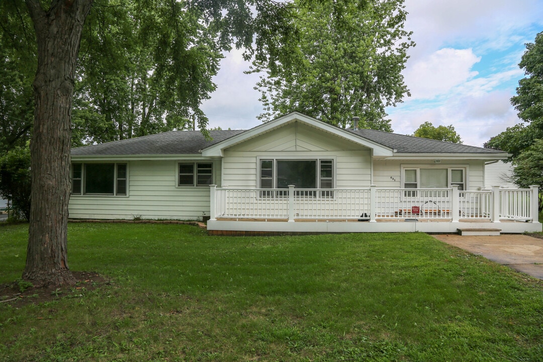 631 Elm St in Beecher, IL - Building Photo