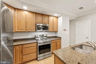 5718 Callcott Way in Alexandria, VA - Building Photo