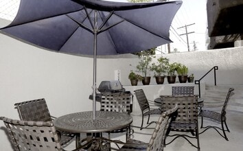 Crenshaw Townhouse in Los Angeles, CA - Foto de edificio - Building Photo