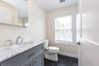 59 Catherine St, Unit 1 in Boston, MA - Foto de edificio - Building Photo