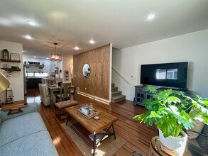 4238 S Greenbelt Station Dr in Seattle, WA - Building Photo - Building Photo