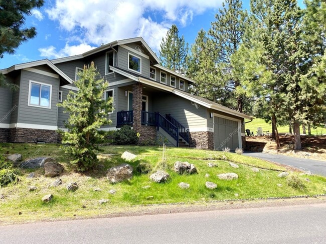 3274 NW Fairway Heights Dr in Bend, OR - Building Photo - Building Photo
