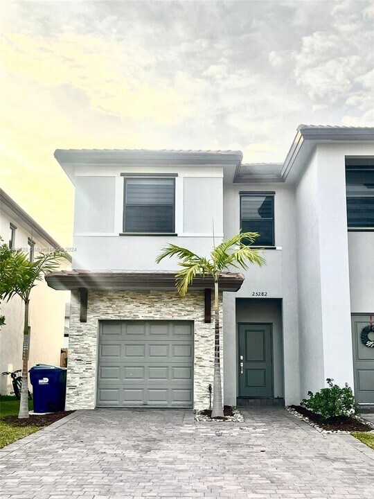 25282 SW 108th Ave in Homestead, FL - Building Photo