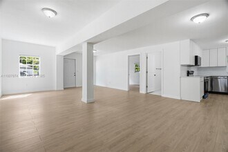 465 NE 165th St in Miami, FL - Building Photo - Building Photo