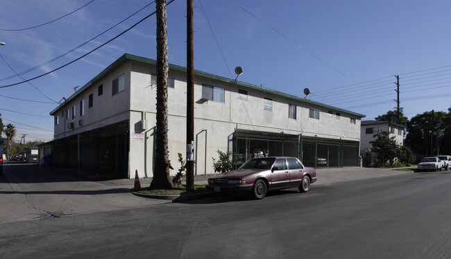 12255 Vanowen St in North Hollywood, CA - Foto de edificio - Building Photo