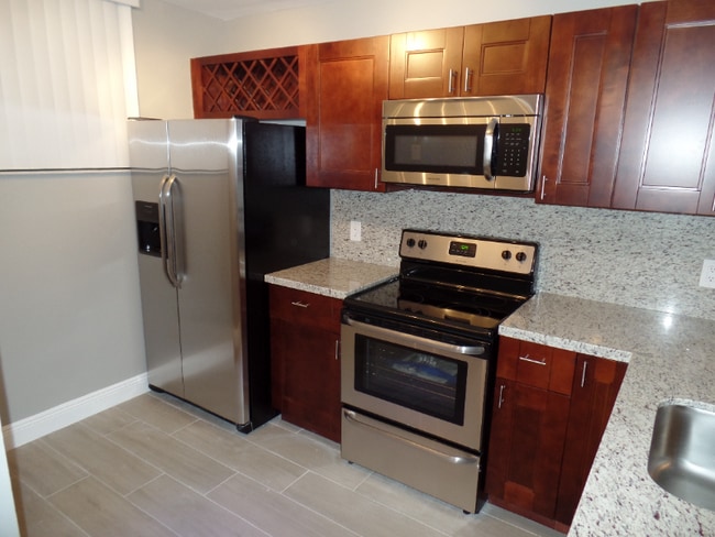 109 Lake Emerald Dr, Unit 108 in Oakland Park, FL - Foto de edificio - Building Photo