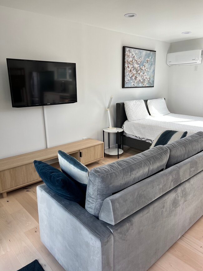 2481 Walgrove Ave, Unit 2481 in Los Angeles, CA - Building Photo - Building Photo