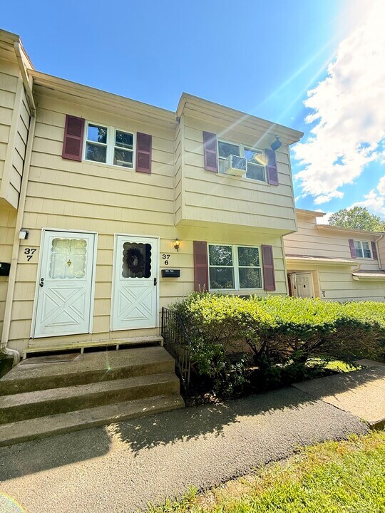 37 Lantern Park Dr in Naugatuck, CT - Building Photo