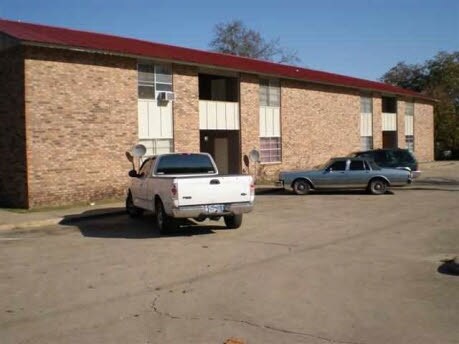 800 W Washington St in Clarksville, TX - Foto de edificio - Building Photo
