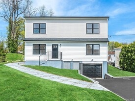 6 Lee Gray Ct in Glen Cove, NY - Building Photo