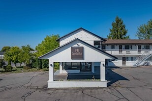 7701 Lundy's Ln in Niagara Falls, ON - Building Photo