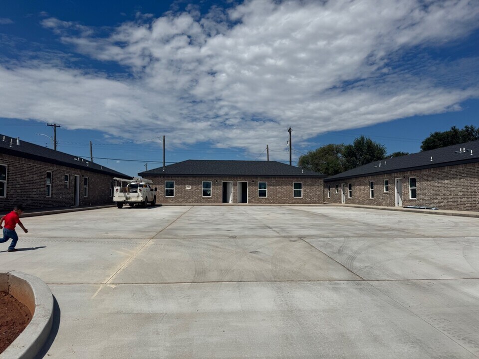 708 West St in Clovis, NM - Building Photo