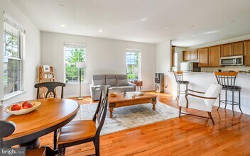 310 Katie Ln in Perkasie, PA - Foto de edificio - Building Photo