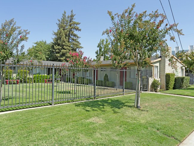 4545 E Sierra Madre Ave in Fresno, CA - Building Photo - Building Photo