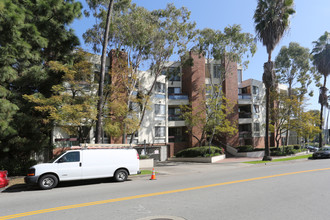 750 S Bundy Dr in Los Angeles, CA - Foto de edificio - Building Photo