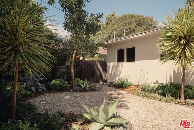 914 Bienveneda Ave in Los Angeles, CA - Building Photo - Building Photo