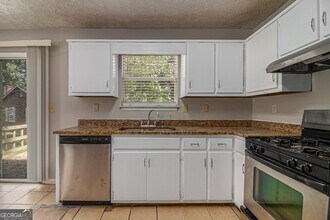 5913 Summerglen Ln in College Park, GA - Building Photo - Building Photo