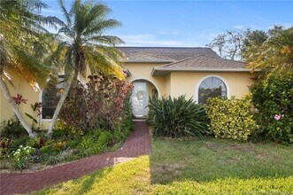 2542 SW Kensington St in Port St. Lucie, FL - Foto de edificio - Building Photo