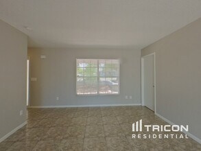 5289 Gwen Ln in Spring Hill, FL - Foto de edificio - Building Photo