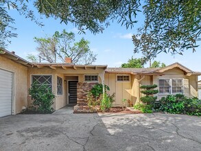 4413 Canoga Dr in Woodland Hills, CA - Foto de edificio - Building Photo