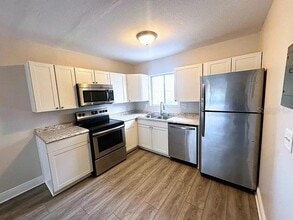 2621 Pine Lake Terrace in Sarasota, FL - Building Photo - Building Photo