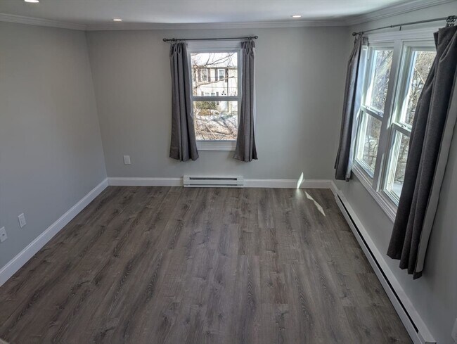 270 Sunderland Rd in Worcester, MA - Building Photo - Building Photo