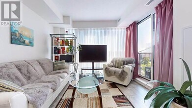 9600 Yonge St in Richmond Hill, ON - Building Photo - Building Photo