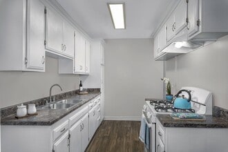 Casa De Portola Apartments in Garden Grove, CA - Foto de edificio - Building Photo