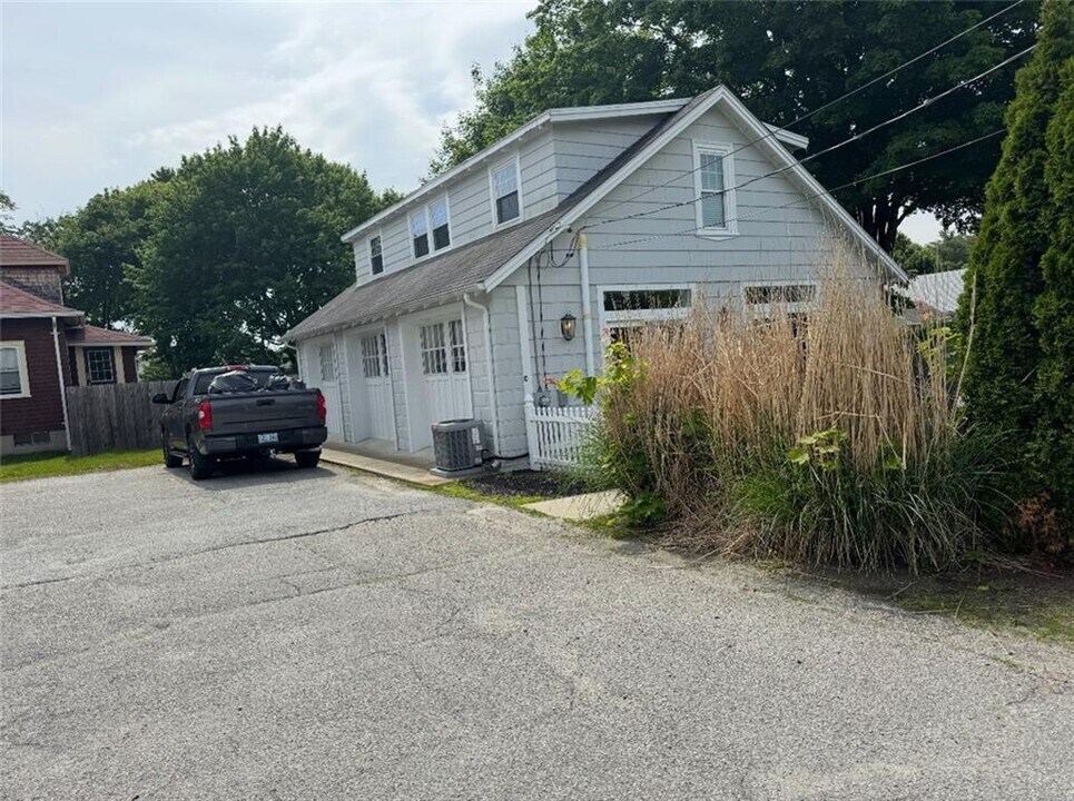 634 Putnam Pike in Smithfield, RI - Building Photo