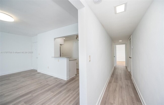 301 Sunrise Dr in Key Biscayne, FL - Building Photo - Building Photo