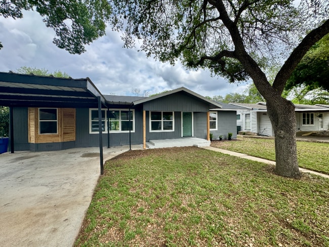 629 Melrose St in Seguin, TX - Building Photo - Building Photo