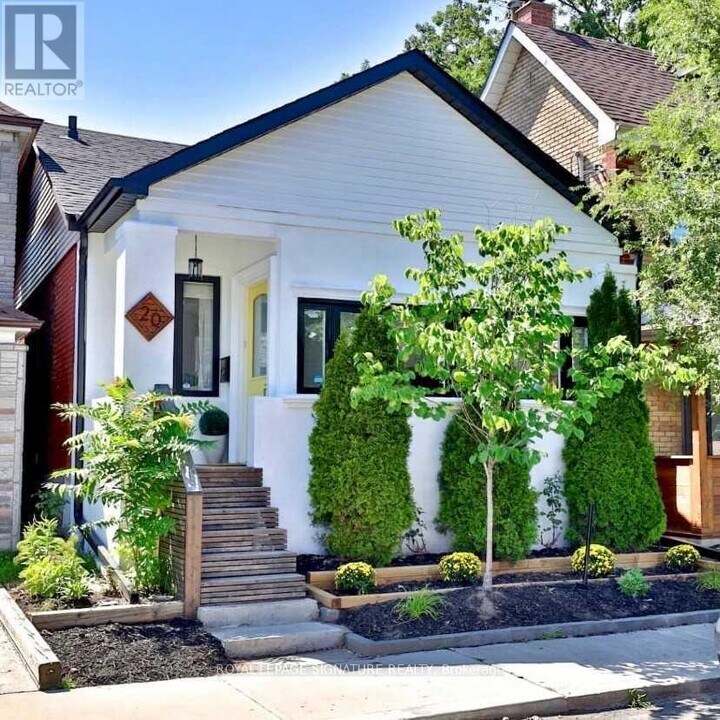 20 Amroth Ave in Toronto, ON - Building Photo