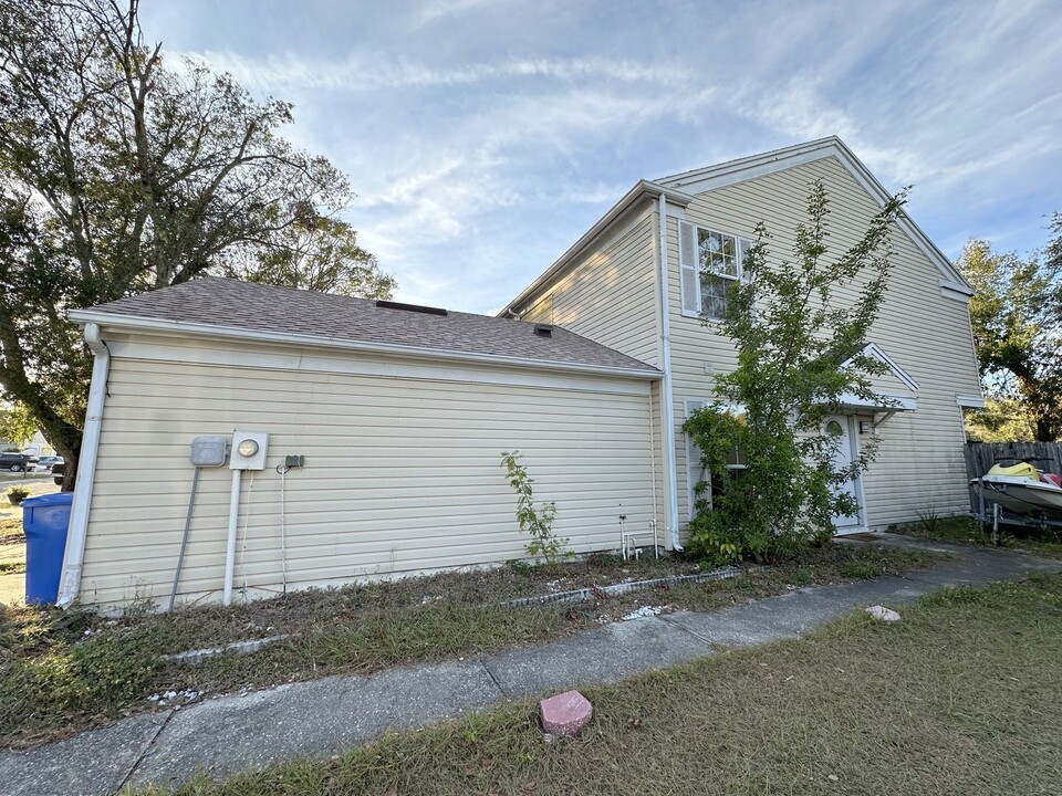 6153 Oak Cluster Cir in Tampa, FL - Building Photo