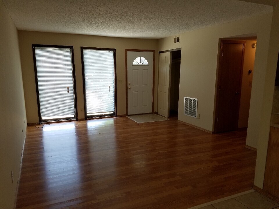 4836 E Funston St in Wichita, KS - Foto de edificio