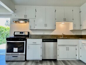 7721 Fir Dr in Huntington Beach, CA - Foto de edificio - Building Photo