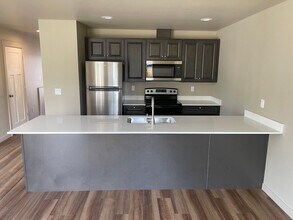 194 Hiatt St in Lebanon, OR - Building Photo - Building Photo