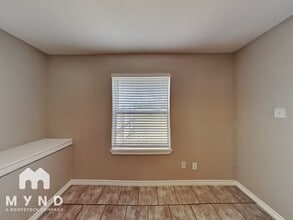 1701 Cardinal Dr in Ennis, TX - Foto de edificio - Building Photo