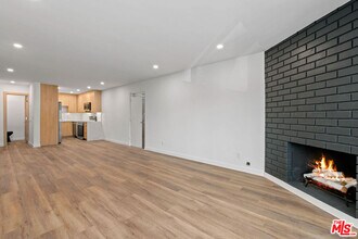 2447 Beachwood Dr in Los Angeles, CA - Building Photo - Building Photo