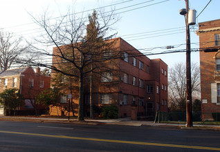 4560 MacArthur Blvd NW in Washington, DC - Building Photo - Building Photo