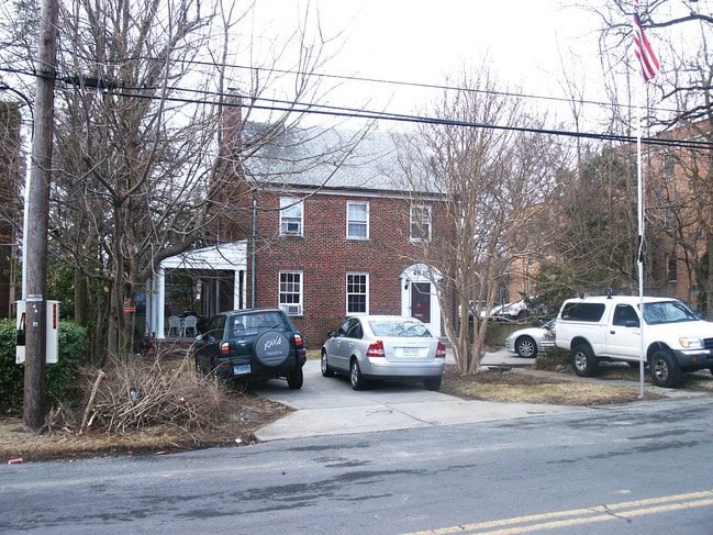 4810 Chevy Chase Dr in Chevy Chase, MD - Foto de edificio - Building Photo