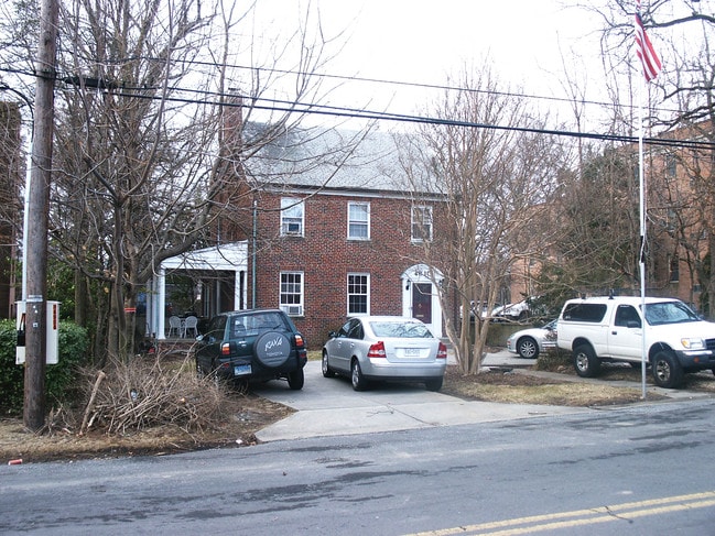 4810 Chevy Chase Dr in Chevy Chase, MD - Building Photo - Building Photo