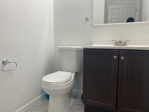 20 Ashby Lane3 - Upstairs Master Bed Front in Newark, NJ - Building Photo - Building Photo
